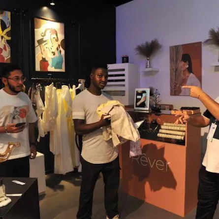 شباب يعملن باحد المحلات المشاركة بالموسم