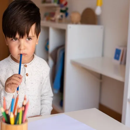 صورة لطفل صغير يفكر