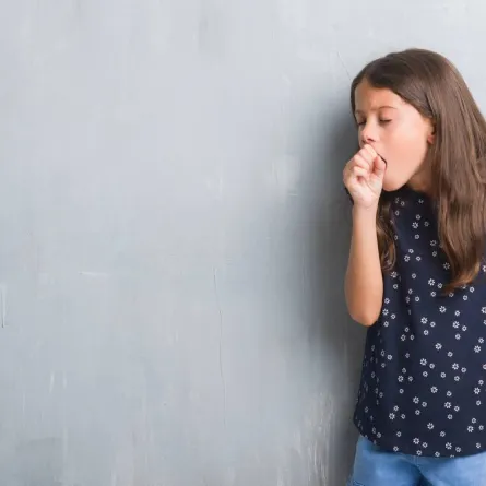 صورة لفتاة مصابة بالسعال