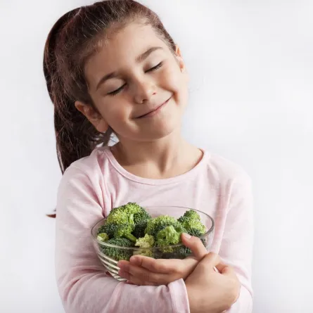 طفلة تحتضن طبق البروكلي