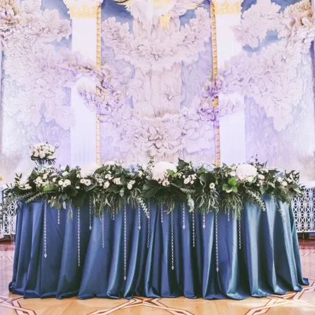 تصميم ديكورات الجدران قد يقتصر على الجدار الرئيس الخاصّ بالكوشة 