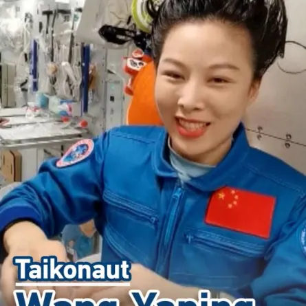رائدة فضاء صينية توضح كيفية غسل الشعر في محطة الفضاء