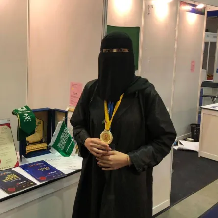 صورة تظهر المبتكرة أميرة العجلان وهي ترتدي الميدالية مصدر الصورة أميرة العجلان