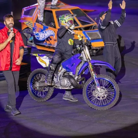 عشاق المغامرات من الشباب بعروض السيارات والدراجات النارية