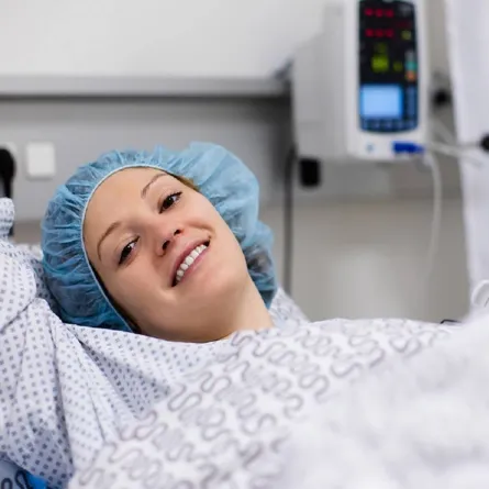 صورة لأم بعد ولادة طفلها