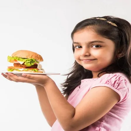 صورة لطفلة تحمل وجبة سريعة