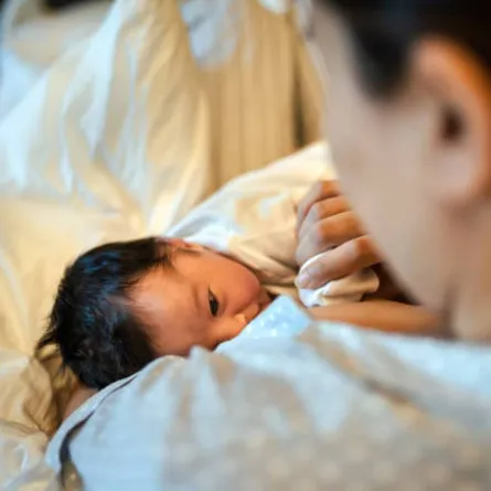 صورة لوليد يحصل على الحليب بمجرد ولادته