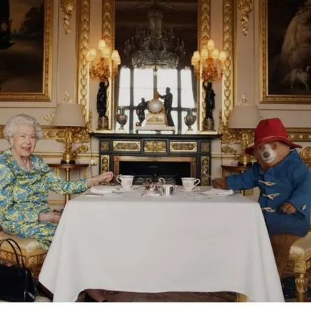 الملكة إليزابيث تستضيف الدب بادينغتون- الصورة من حساب The Royal Family على إنستغرام