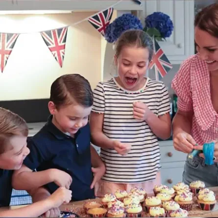 كيت ميدلتون مع أبنائها الثلاثة يصنعون كب كيك اليوبيل البلاتيني- الصورة من موقع People