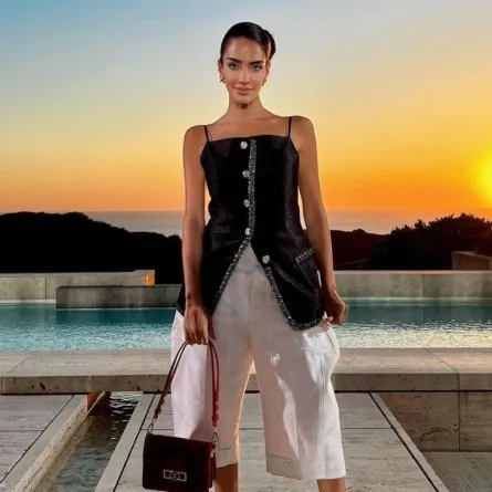 كيف تنسّق النجمات ومدوّنات الموضة سراويل البيرمودا؟