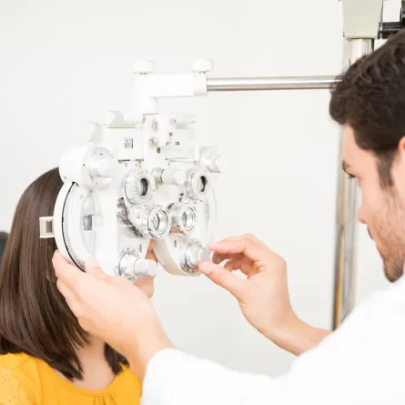 صورة لطبيب يفحص طفلة