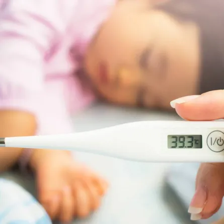 صورة لطفل مصاب بالحمى