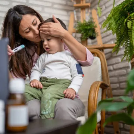 صورة لطفل مريض ترعاه أمه