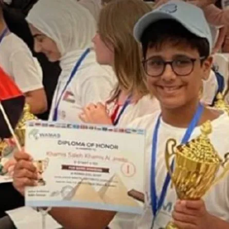 الطالب خميس صالح الجنيبي. الصورة من تويتر مؤسسة الإمارات للتعليم المدرسي