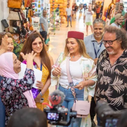 امراة  من ايها الناس  تزغرد في الشارع فرحا برؤيتها للنجمة ليلى علوي الصورة من  موقع راديو ماد