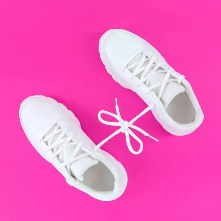 وصفات منزليّة فعّالة في نزع البقع عن الأحذية الرياضية بيضاء اللون