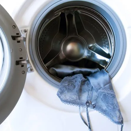 طرق متبعة في نزع بقع الزيت عن الملابس الساتان