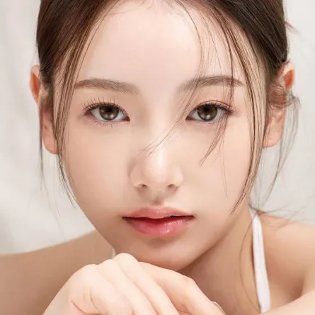 استخدمي الآيلاينر الأسود وظلال العيون الخوخي أو الوري لتطبيق مكياج كوري خفيف للمدرسة