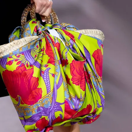 إكسسوارات مطبّعة بالأزهار