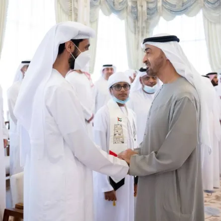 الشيخ محمد بن زايد مع العالم أحمد المهيري. الصورة من "وام"