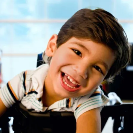صورة لطفل مصاب بشلل في النصف السفلي
