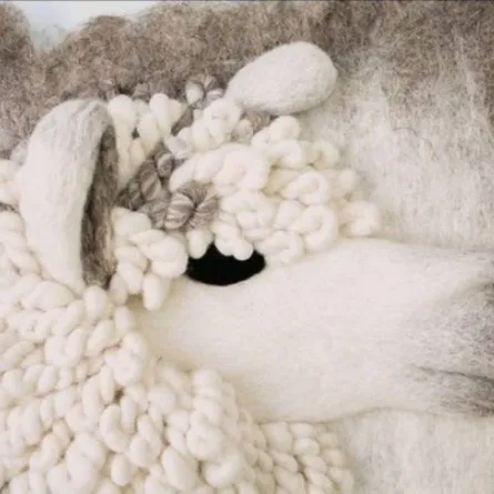 حيوانات هولي جورتين Holly Guertin  الملبدة الضبابية المصنوعة من الصوف