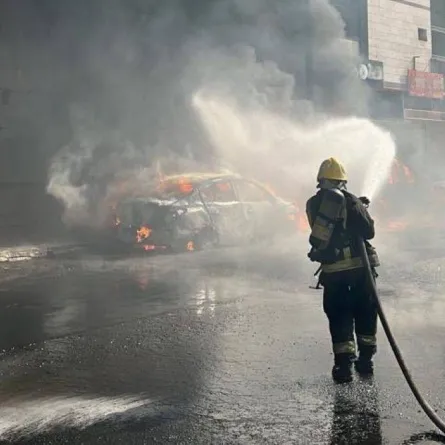 جهود الدفاع المدني في إخماد حريق شب في مركبتين