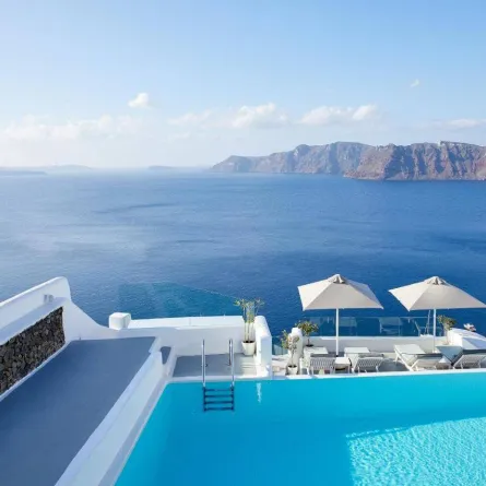إقامة رومانسية في أشهر فنادق أويا اليونانية