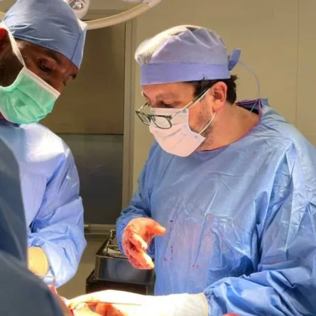 الفريق الطبي أثناء العمليات - الصورة من الرؤية