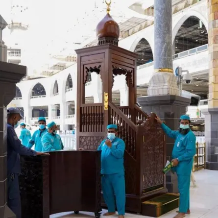 نقل منبر خطيب الجمعة بالمسجد الحرام إلى موقعه داخل صحن المطاف