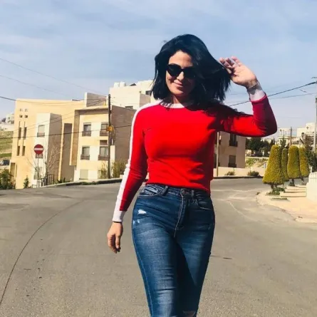 إطلالات صبا مبارك بالأحمر