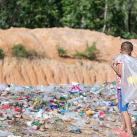 صورة توضح عمل مؤلم لطفل صغير