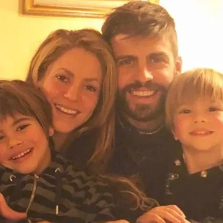 شاكيرا وبيكيه مع طفليهما- الصورة من حساب بيكيه على إنستغرام