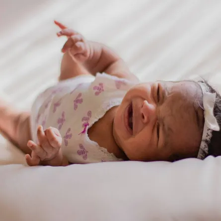 صورة لطفلة صغير تعاني من ارتجاع الحمض