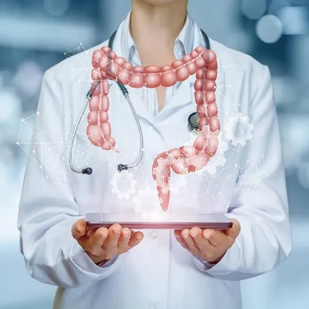 صورة لطبيب يقوم بتشخيص مشاكل القولون