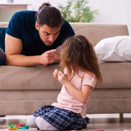 صورة لأب يوبخ ابنته