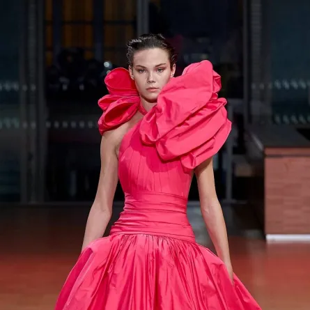 موديلات فساتين بكتف واحدة مكشكشة من إيلي صعب Elie Saab