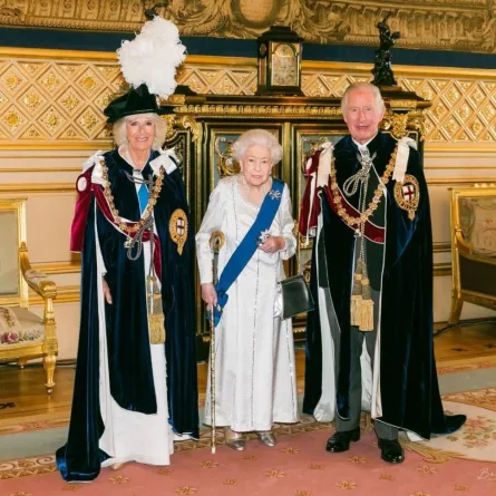 كاميلا دوقة كورنوال مع الملكة إليزابيث والأمير تشارلز- الصورة من حساب The Royal Family على إنستغرام