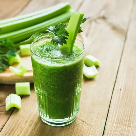 فوائد عصير الكرفس بالتوت