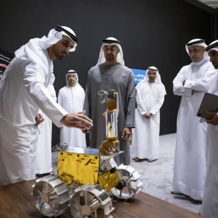 الشيخ محمد بن زايد يستقبل فريق عمل مشروع الإمارات لاستكشاف القمر- الصورة من حساب رئيس الإمارات على تويتر