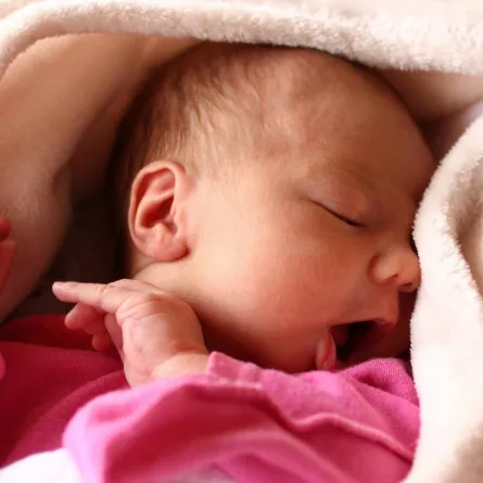 صورة لمولود يتنفس من أنفه