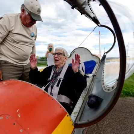 شاهد كيف احتفلت امرأة أمريكية بعيد ميلادها الـ 99