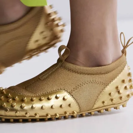 موديلات أحذية باللون الذهبي