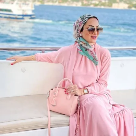 موديلات أوشحة مطبّعة بالورود