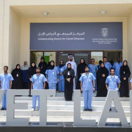 اعتماد المختبرات البيطرية لأبوظبي كأول مركز مرجعي متعاون لأمراض الإبل - الصورة من وام