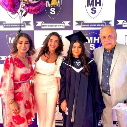 روجينا وزوجها أشرف زكي وابنتيها مايا ومريم - الصورة من حسابها على انستغرام