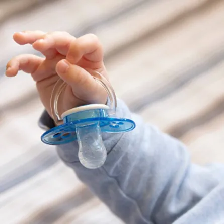 صورة لتعلق الطفل باللهاية