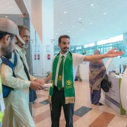 الجوازات تستقبل الحجاج بأكثر من 13 لغة لتسهيل إجراءاتهم لأداء المناسك - الصورة من حساب الجوازات