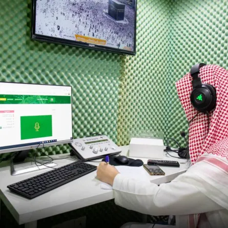 ترجمة خطبة عرفة بشكل فوري - الصورة من حساب رئاسة شؤون الحرمين