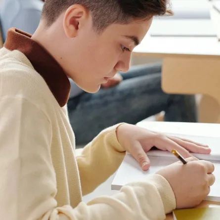 صورة لمراهق في عالمه الخاص الجديد